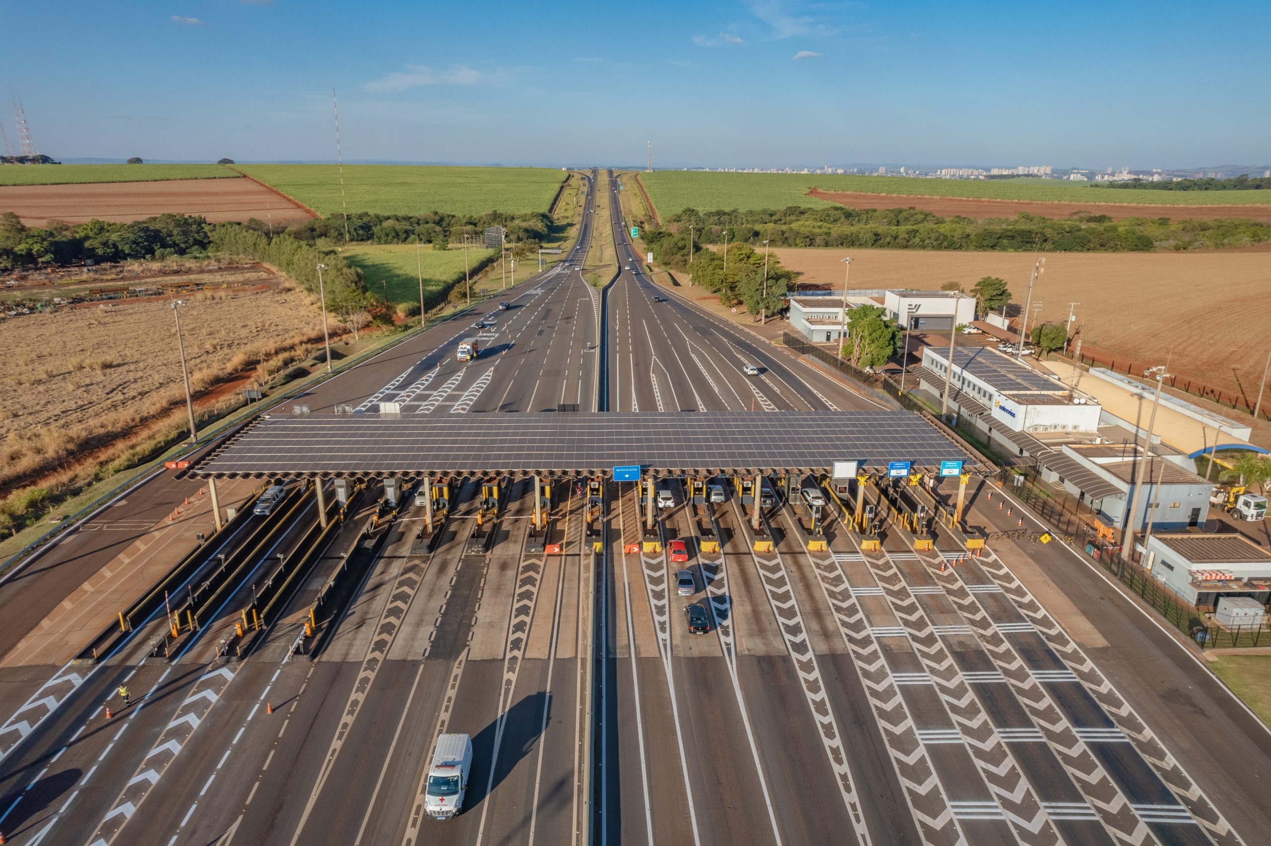 Vista aérea de pórtico de pedágio em rodovia com múltiplas pistas, estrutura usada em sistemas de pedágio eletrônico Free Flow com uso de tag ConectCar.