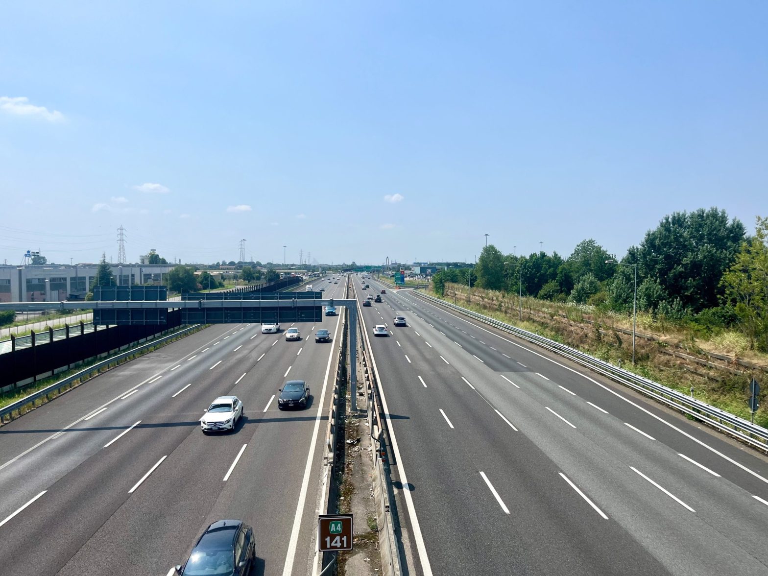 Rodovia de múltiplas faixas com tráfego livre, cenário do pedágio eletrônico Free Flow usado com tag ConectCar.
